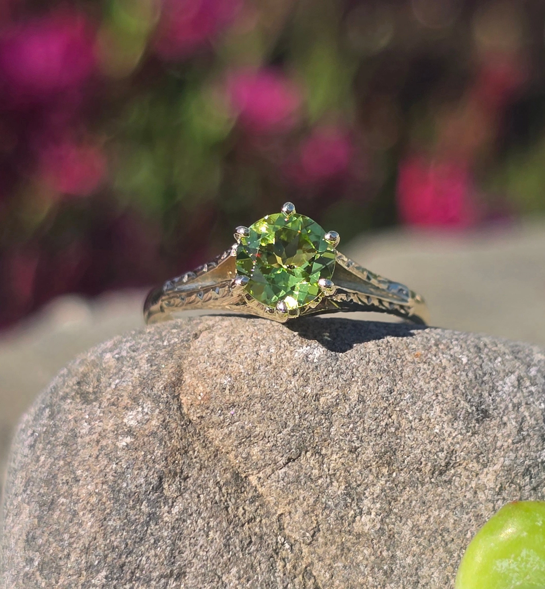 10k gold vintage solitaire peridot ring