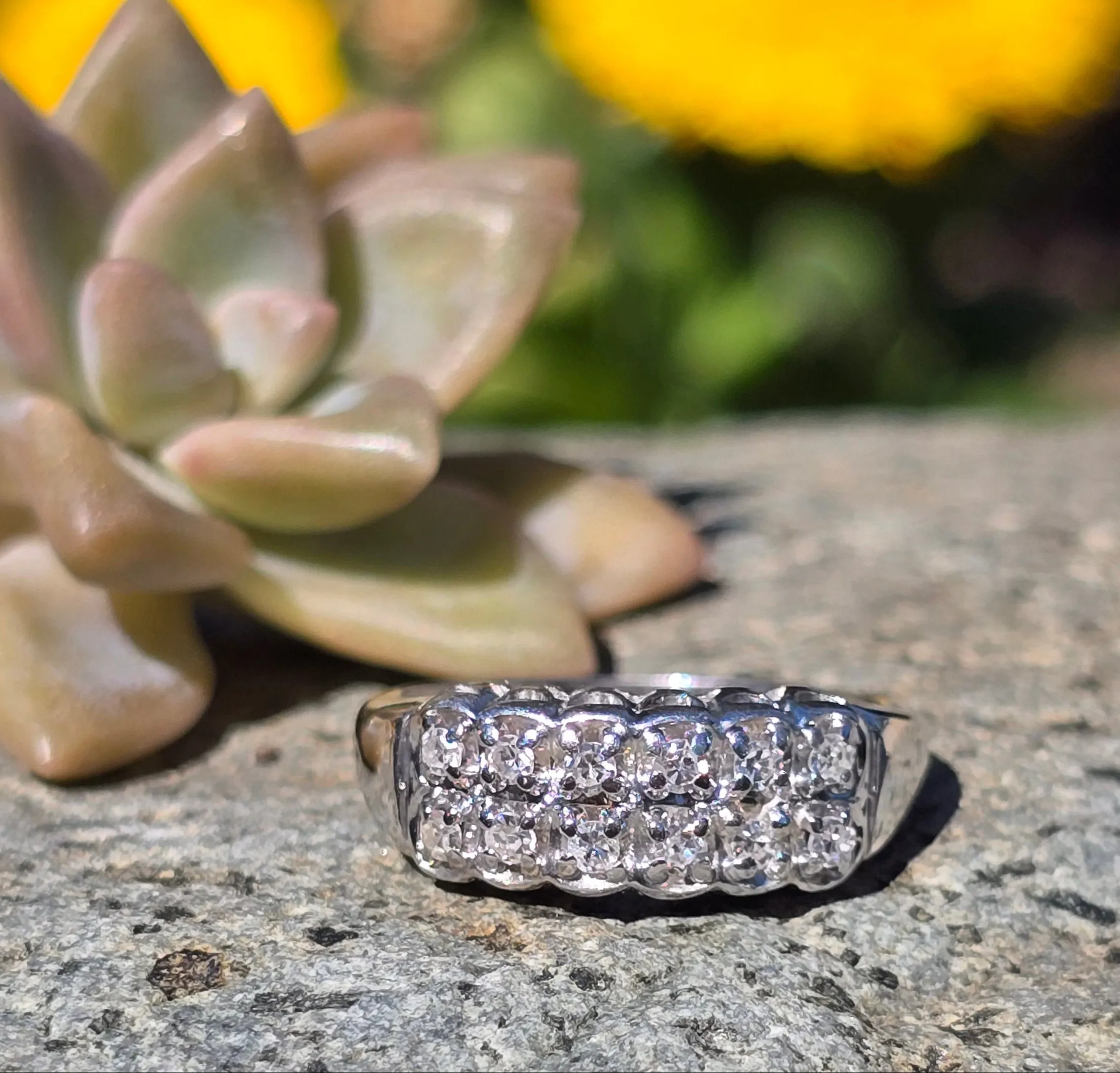 14k gold 12 diamond 2 row estate band - apx .19ct tw
