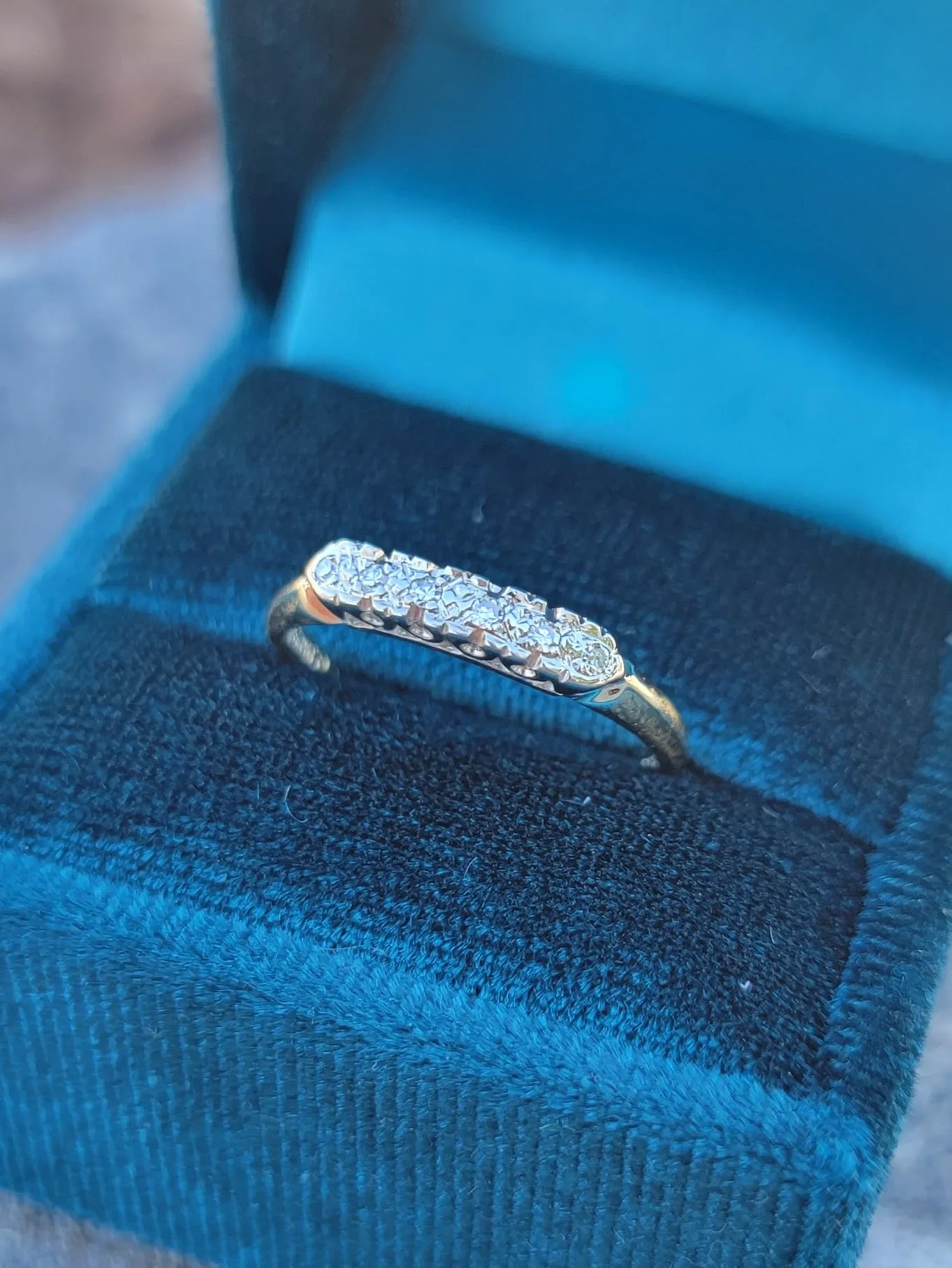 14k gold two tone 6 diamond estate band - apx .04ct tw