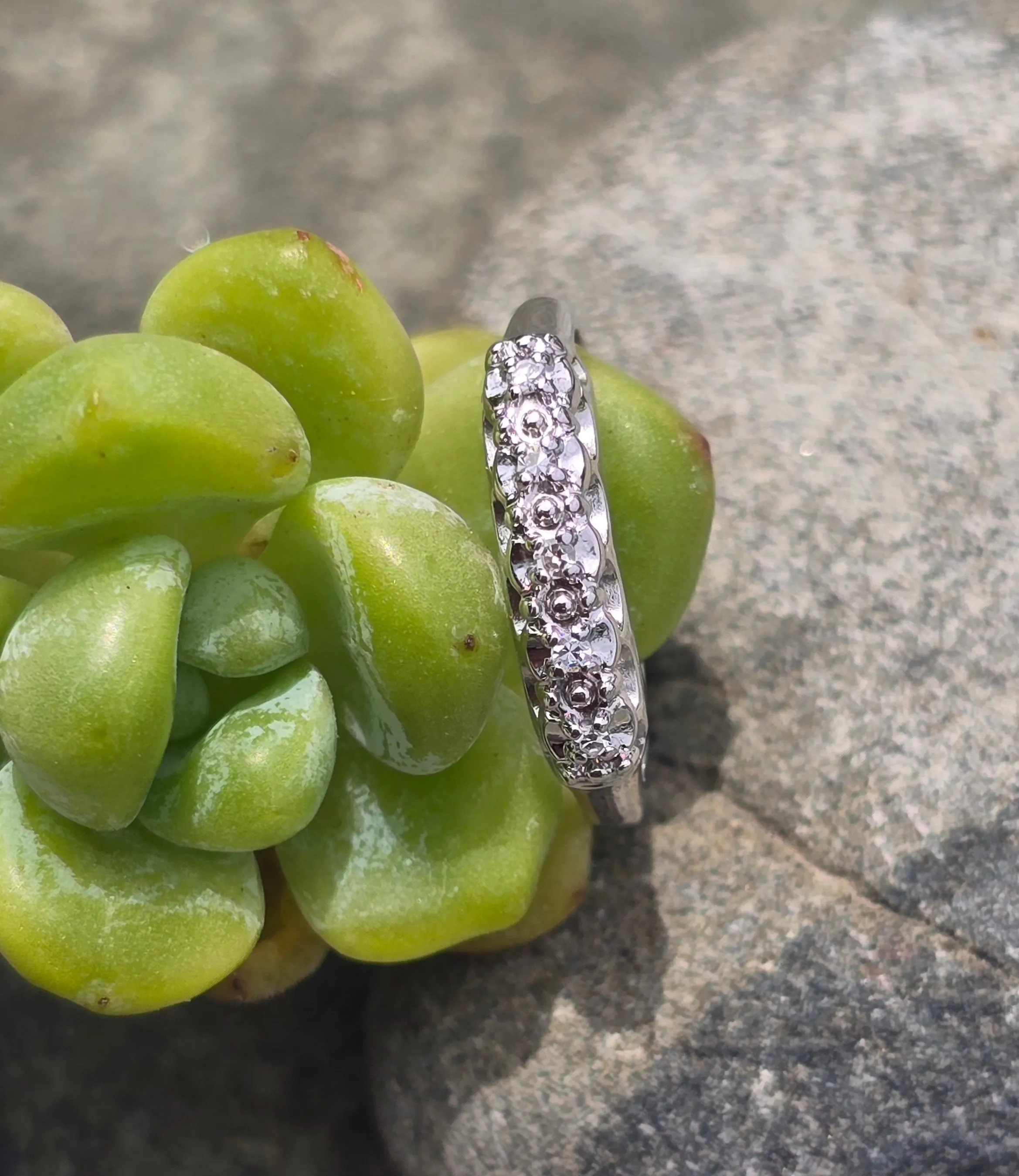 14k white gold mid-century diamond estate band