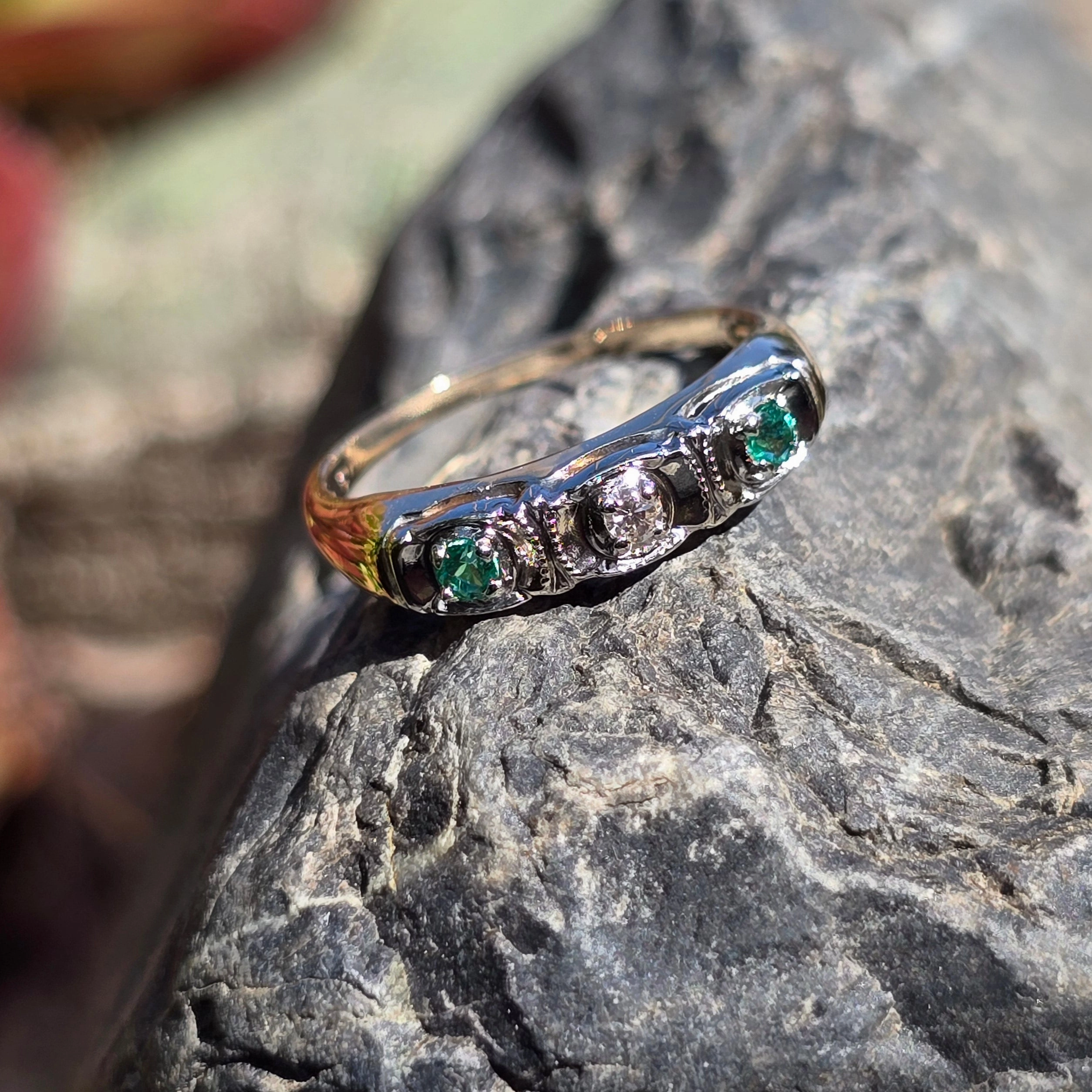 14k gold two tone emerald & diamond antique band ring