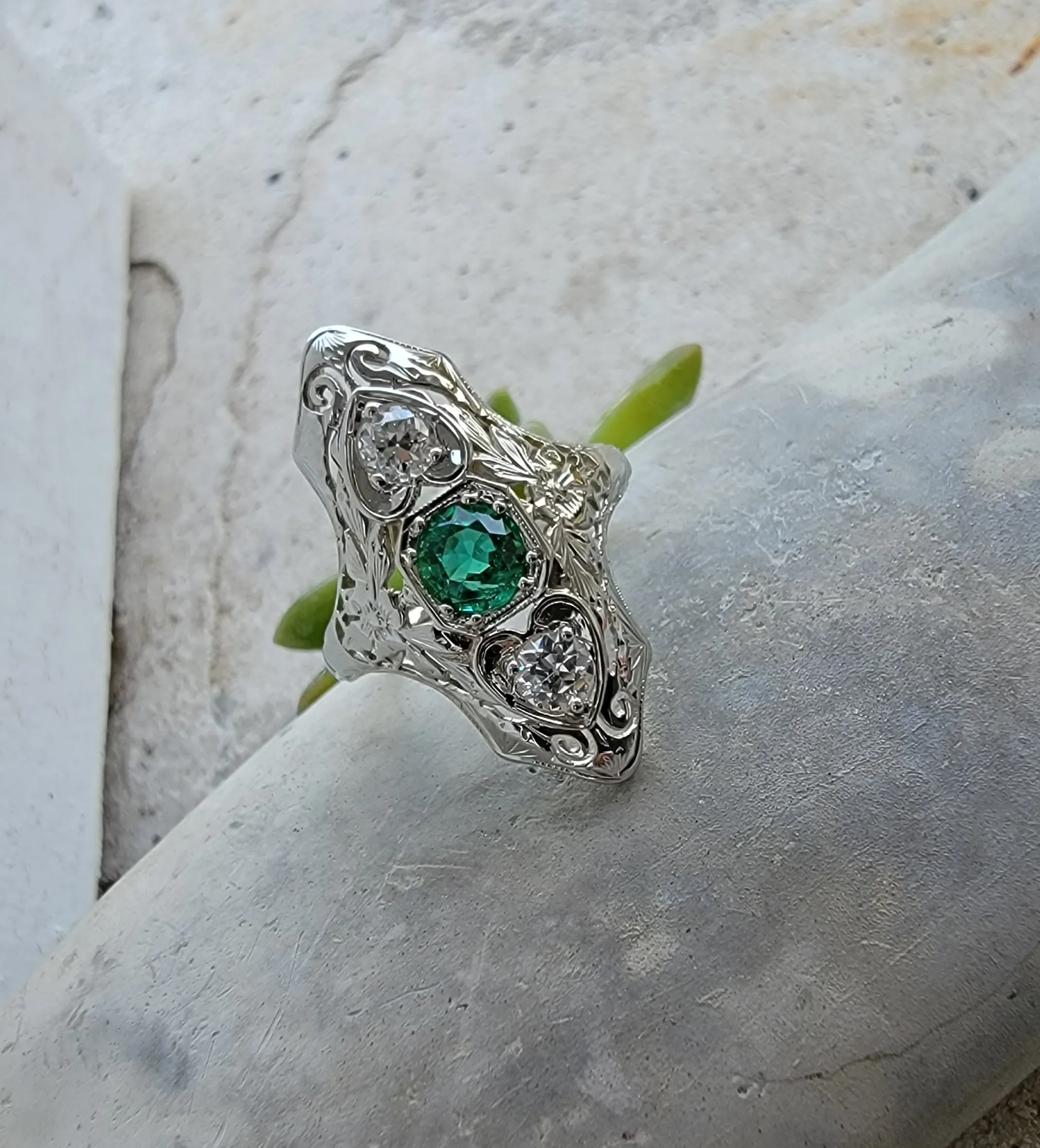 18k white gold Art Deco c.1920's Emerald & Diamond estate filigree glove shield Ring