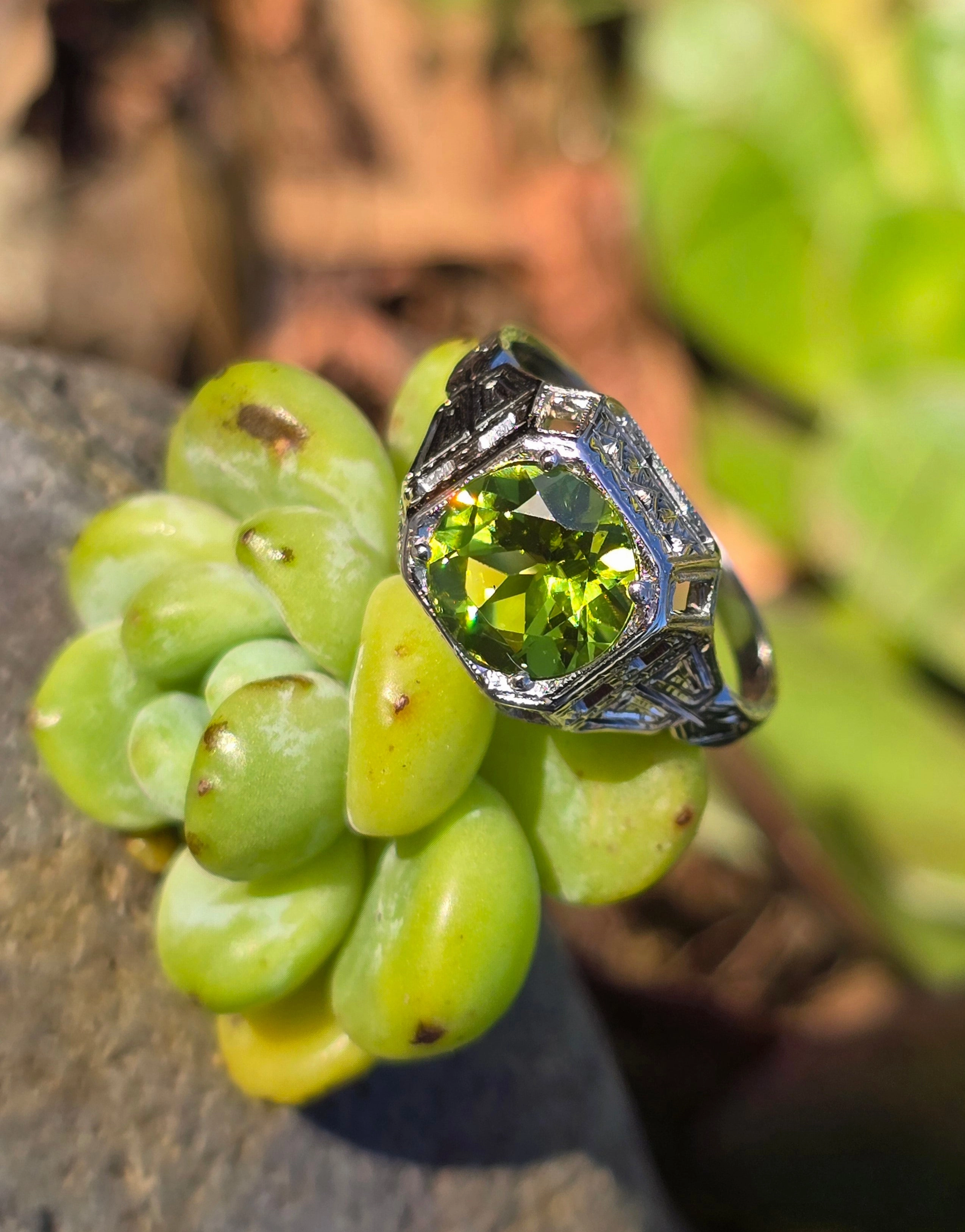 18k white gold Belais filigree c.1920's peridot ring