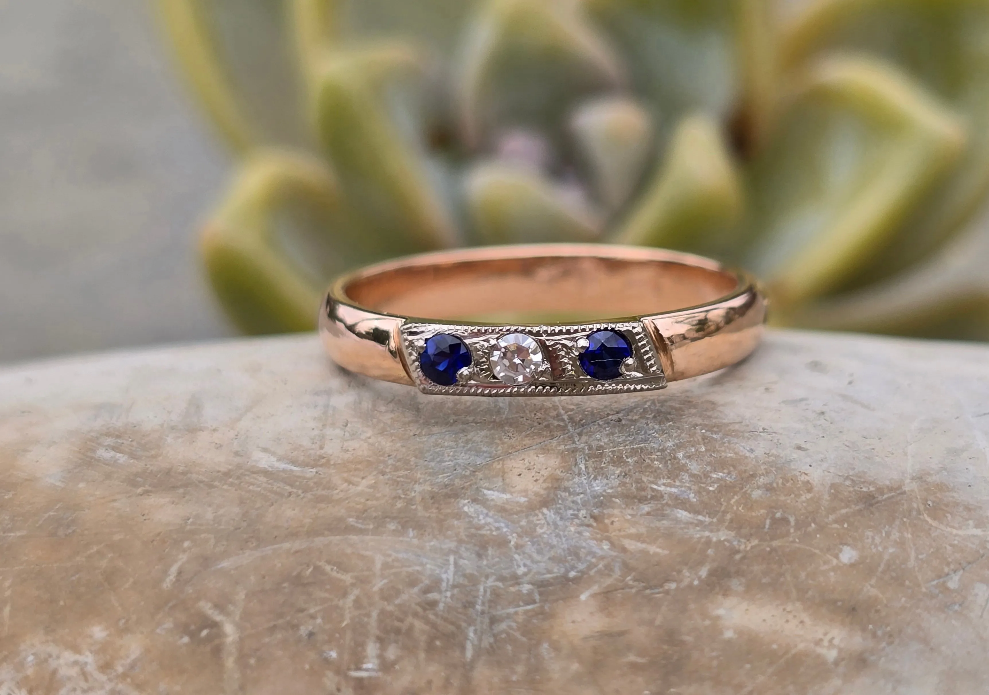 9ct two-tone blue sapphire & diamond antique estate ring band