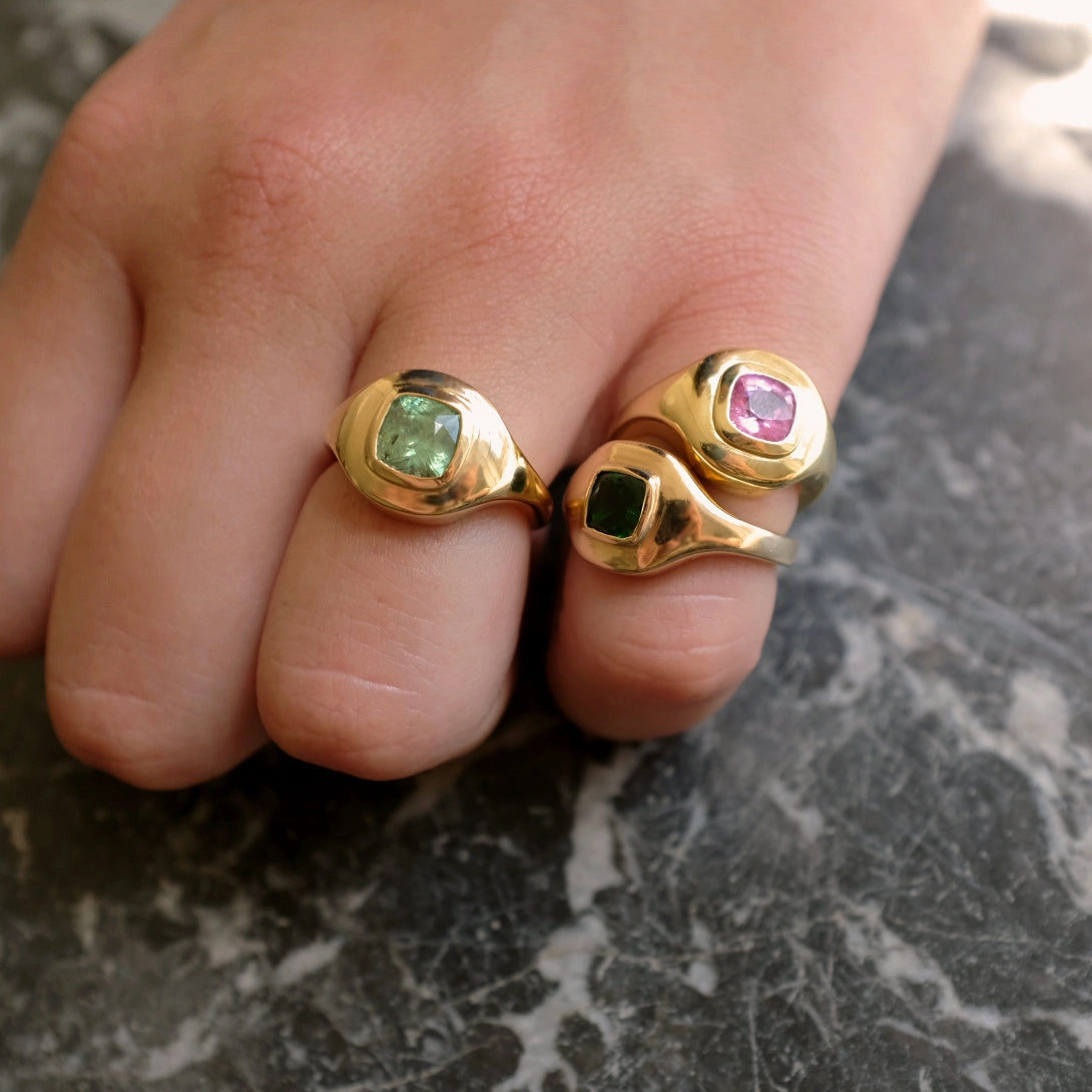 DEMANTOID RIPPLE SIGNET RING