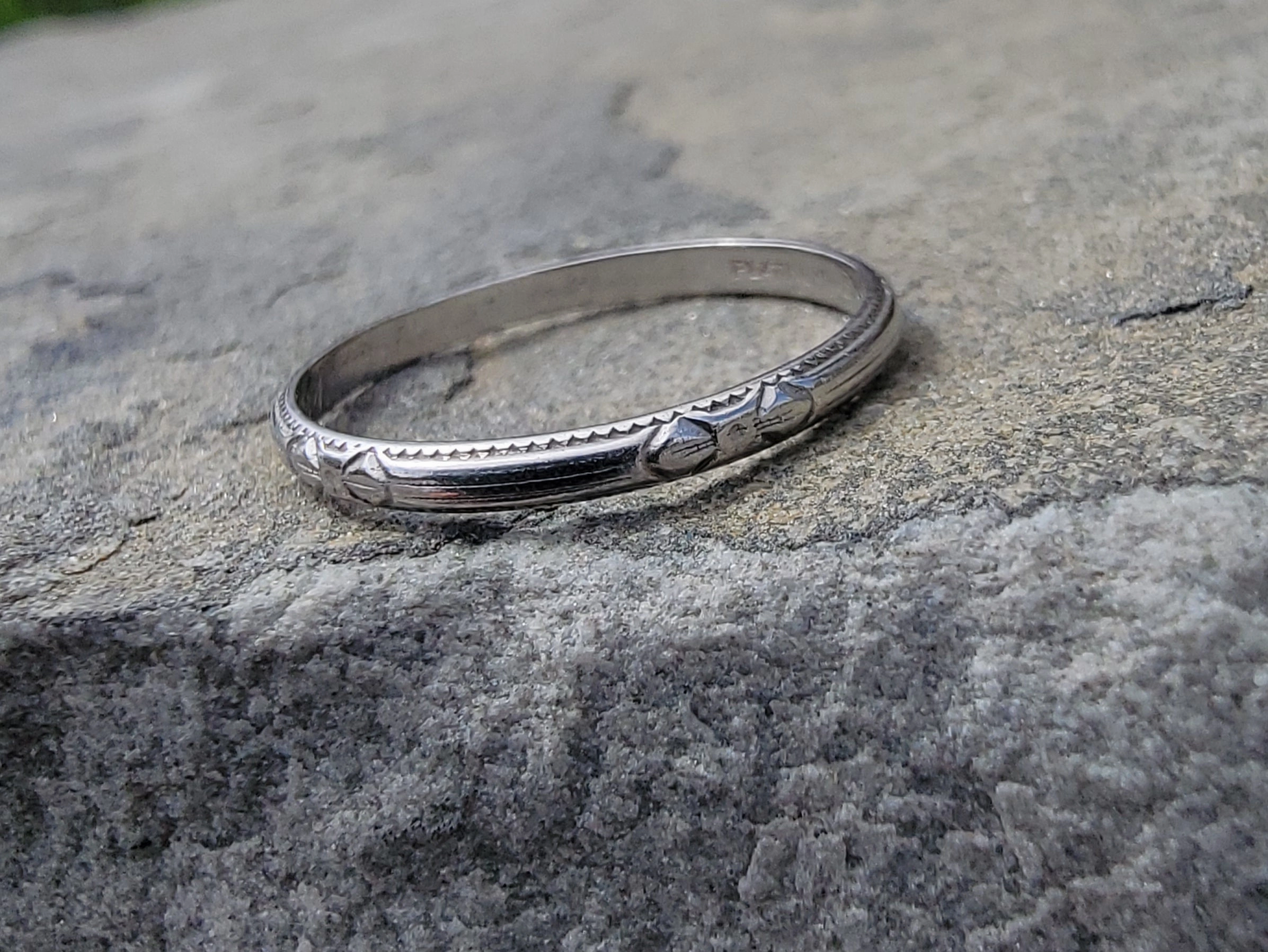 Platinum 1.79mm bow vintage engraved wedding band - size 7