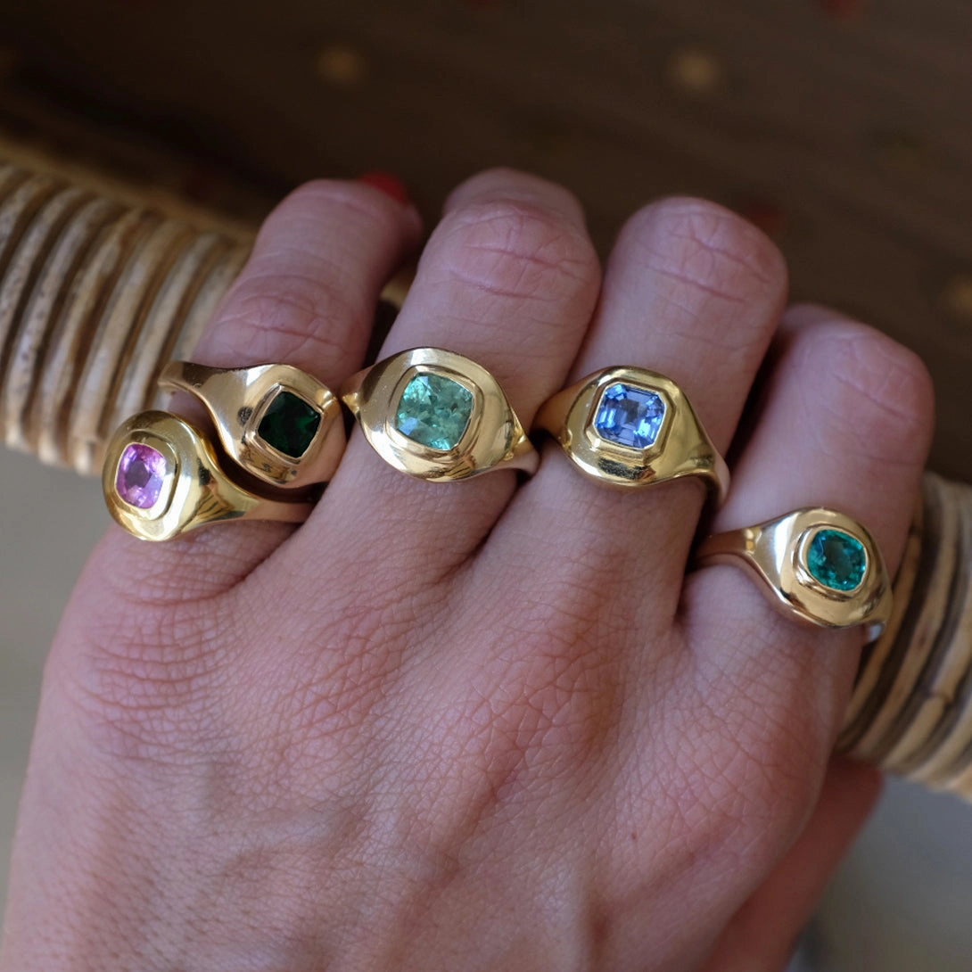 SAPPHIRE RIPPLE SIGNET RING