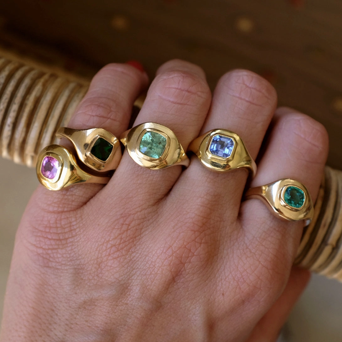 TSAVORITE RIPPLE SIGNET RING