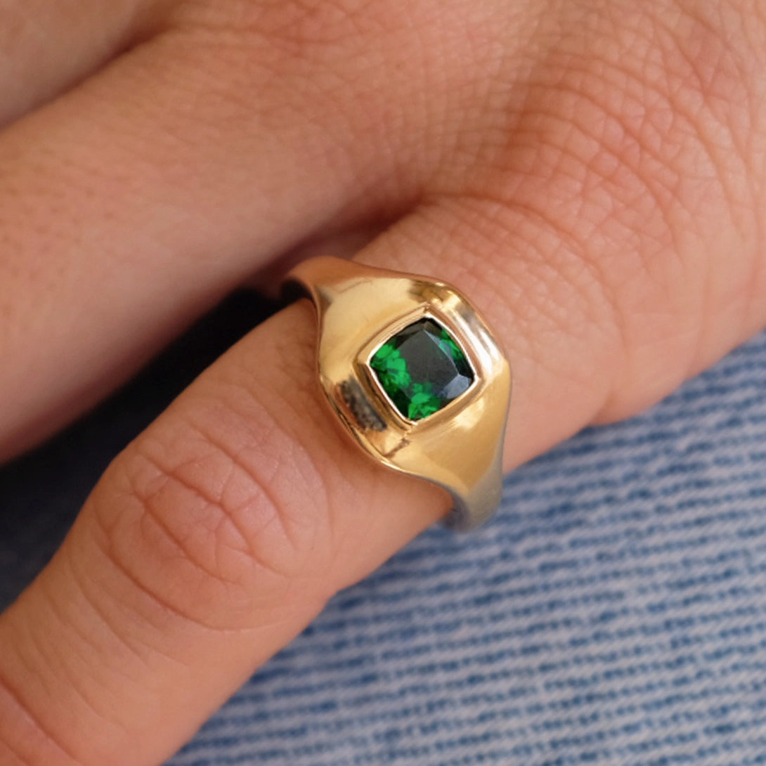 TSAVORITE RIPPLE SIGNET RING